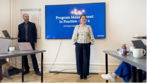 Johanna Fransson och Klas Skogmar håller utbildning i programledning